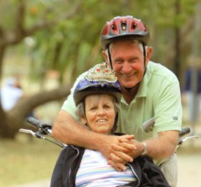 Story of the day: Ο σύζυγος μετασκευάζει ένα ποδήλατο & έτσι συνεχίζει τις ορθοπεταλιές με τη σύζυγο του που πάσχει από Αλτσχάιμερ  