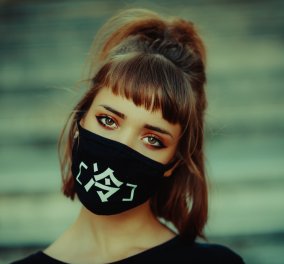 Νέα έρευνα: Να φοράμε μάσκα μέσα στο σπίτι; Tα περισσότερα κρούσματα  από μέλη της ίδιας οικογένειας