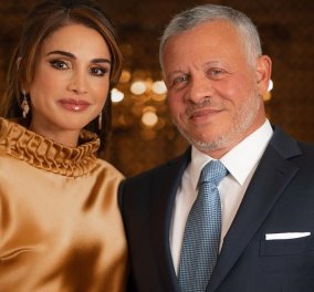 Ράνια Ιορδανίας: Η όμορφη Βασίλισσα με ολοκέντητο καφτάνι, φανταστικά σκουλαρίκια με διαμάντια & σικ χτένισμα πλάι στον Βασιλιά (φωτό)