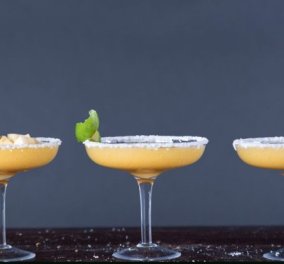 Ο Άκης Πετρετζίκης μας δείχνει πως να φτιάξουμε το απόλυτο καλοκαιρινό cocktail  - Μαργαρίτα με λωτό!