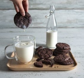 O Άκης Πετρετζίκης φτιάχνει λαχταριστά Cookies σοκολάτας - Ότι πρέπει για το πρωινό 