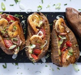 Ο Άκης Πετρετζίκης μας φτιάχνει γεμιστές γλυκοπατάτες με λουκάνικο, γαρίδες και τυρί κρέμα - Σκέτη απόλαυση
