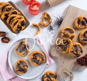Πεντανόστιμα & τραγανά κριτσίνια ντομάτας με φέτα & παπαρουνόσπορο από τη Ντίνα Νικολάου