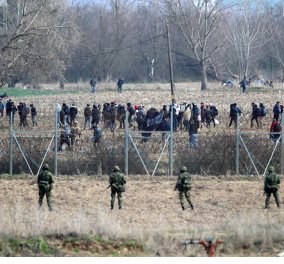 6.000 μετανάστες πλησιάζουν στα σύνορα - Στον Εβρο "χτύπησε κόκκινο" αφού η Τουρκία προωθεί όλο και περισσότερους