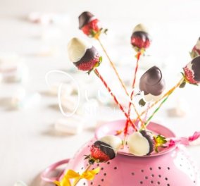 Η Ντίνα Νικολάου δημιουργεί φανταστικά γλειφιτζούρια φράουλας για τους μικρούς μας φίλους - Φτιάξτε τα σε πάρτι  