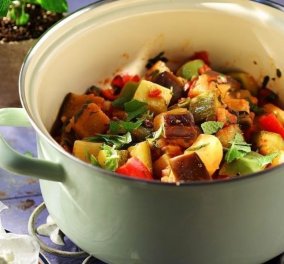 Όλη η νοστιμιά του καλοκαιριού στην κατσαρόλα: Τουρλού λαχανικών από την Αργυρώ Μπαρμπαρίγου