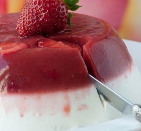 Δροσερό & ελαφρύ: Γλυκό γιαούρτι με ζελέ φράουλας από τον Στέλιο Παρλιάρο