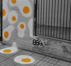 Ζωγραφισμένα τηγανητά αυγά στους δρόμους της Θεσσαλονίκη - Στέλνουν «μήνυμα» σε όσους περπατούν σκυμμένοι στην οθόνη του κινητού τους