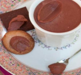 Ο Στέλιος Παρλιάρος μας φτιάχνει απίθανη κρέμα φράουλας & σοκολάτας - Θα την λατρέψετε 