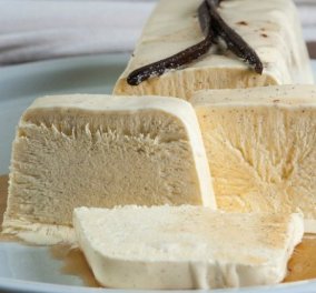 Ο Στέλιος Παρλιάρος μας φτιάχνει απολαυστικό παρφέ παγωτό βανίλιας 