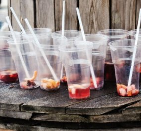 Σε 1 χρόνο οριστικό τέλος σε όλα τα πλαστικά μιας χρήσης: Τα 9 που αποσύρονται – 1 εκ. πλαστικά, ποτήρια, καφέ την ημέρα στην Ελλάδα  