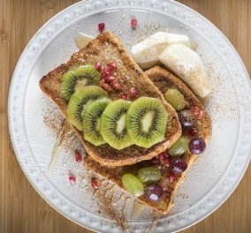 Άκης Πετρετζικής: Αυγοφέτες με μέλι και φρούτα, η τέλεια πρόταση για το πιο δυναμωτικό πρωινό