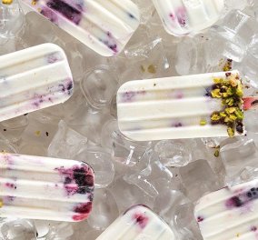 Ο Άκης Πετρετζίκης μας φτιάχνει frozen yogurt σε ξυλάκι 