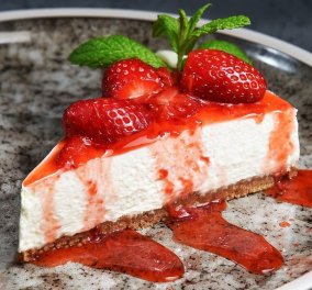 Γρήγορο, παγωμένο cheesecake από τον Άκη Πετρετζίκη - Φτιάξτε το & θα ενθουσιαστείτε! (βίντεο)