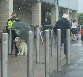 Κράτησε ομπρέλα στον σκύλο για να μη βραχεί! Ο σεκιουριτάς που έγινε παγκοσμίως viral για την καλή του πράξη (Φωτό) 