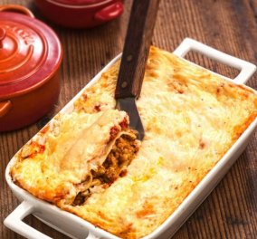 Μια πεντανόστιμη συνταγή από την Αργυρώ Μπαρμπαρίγου: Κανελόνια µε κιµά, µελιτζάνα & σάλτσα κρέμας τυριού