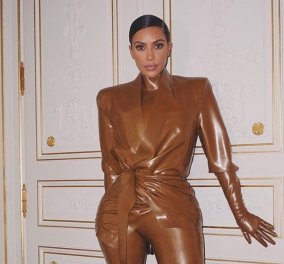 Η στιγμή που η Kim Kardashian προσπαθεί με 3 παρατρεχάμενούς της να ανεβάσει το latex σύνολο (Φωτό & Βίντεο) 
