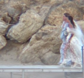 Γάμος Εριέττας Κούρκουλου στη Μύκονο: Το νυφικό του Βρεττού Βρεττάκου & η σιέλ ολόσωμη φόρμα της Μαριάννας Λάτση (βίντεο)