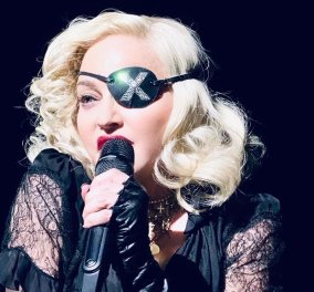 Η Madonna με μεγάλη μαύρη κιλότα κρατάει ημίγυμνη το στήθος της μπροστά στο καθρέφτη (Φωτό) 