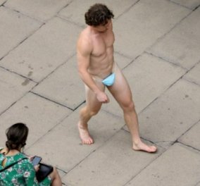  Έβγαλε το γυμνό κορμί του βόλτα στην Oxford Street: Φόρεσε μάσκα στα γεννητικά του όργανα (φωτό)
