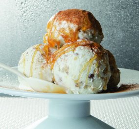 Στέλιος Παρλιαρος: Μας φτιάχνει το πιο δροσερό & καλοκαιρινό παγωτό γιαούρτι με καρύδια