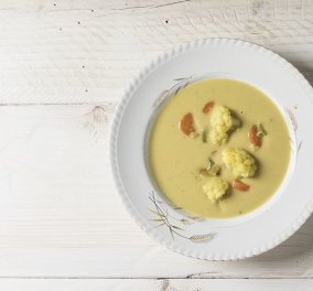 O Άκης Πετρετζίκης μας προτείνει αντιοξειδωτική σούπα με κουνουπίδι & κουρκουμά