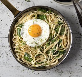 O Άκης Πετρετζίκης μας προτείνει πεντανόστιμα λιγκουίνι με σπανάκι & τηγανητά αβγά