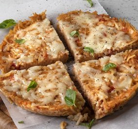 O Άκης Πετρετζίκης μας προτείνει υπέροχη πίτσα από ζυμαρικά