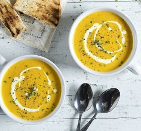 O Άκης Πετρετζίκης μας προτείνει μια μοναδική συνταγή - Αντιοξειδωτική σούπα με καρότο, κουρκουμά & ρόφημα σόγιας