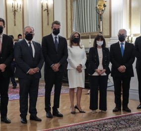Ορκωμοσία νέων μελών της Κυβέρνησης: Το ολόλευκο σικάτο κοστούμι της Ζωής Ράπτη & οι μαύρες μάσκες (φωτό)