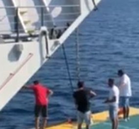 Απίστευτο περιστατικό στο Αντίρριο: Άνδρας που κολυμπούσε παρασύρθηκε από τα ρεύματα και τον διέσωσε φέρι μποτ (βίντεο) 