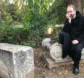 Ο Ανδρέας Κονάνος ήταν ιερέας – Τώρα γίνεται life coach: Δεν πετάω τα ράσα, τα αποχωρίζομαι για να μιλάω με περισσότερη ανοιχτοσύνη