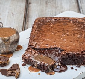 Ένα συγκλονιστικό γλυκό από την Αργυρώ Μπαρμπαρίγου: Σοκολατόπιτα με ρευστή σάλτσα καραμέλας 