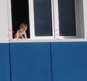 Βίντεο που κόβει την ανάσα: Το μωρό σκύβει συνεχώς από τον 6ο όροφο αμέριμνο - Πανικός από περαστικούς & γείτονες 