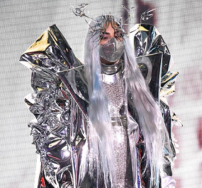 Η εκθαμβωτική εμφάνιση της Lady Gaga στα Vma’s: To κορίτσι από το διάστημα, σαν ηρωίδα το GoT  - 5 στυλ, 5 μάσκες (φωτό & βίντεο)