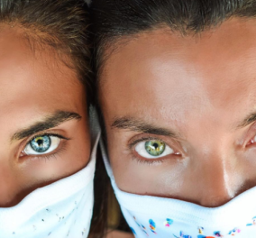 Οι κουμπάρες με τα μάτια που ζαλίζουν: Μαρίνα Βερνίκου – Χριστίνα Μπόμπα φορούν την ωραιότερη μάσκα του καλοκαιριού & μαγεύουν με το βλέμμα
