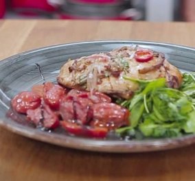 Καταπληκτική συνταγή από την Αργυρώ Μπαρμπαρίγου - Φιλέτο κοτόπουλο στο φούρνο με ντοματίνια και γραβιέρα (Βίντεο)