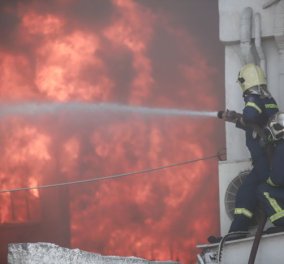 Σε εξέλιξη πυρκαγιά σε εργοστάσιο πλαστικών στη Μεταμόρφωση -Ισχυρές εκρήξεις & μαύρος καπνός - Δείτε φωτό  