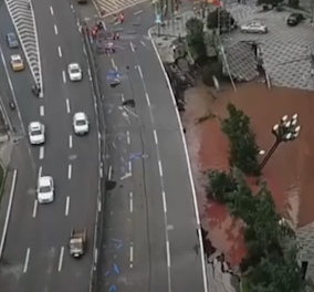 Το βίντεο της ημέρας: Η τρομακτική στιγμή που ανοίγει η γη & ρουφάει 21 αυτοκίνητα του πάρκινγκ! 
