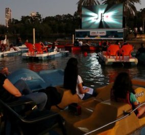 Το Ισραήλ εγκαινίασε τον πρώτο πλωτό κινηματογράφο - Social distancing με βάρκες & θαλάσσια ποδήλατα σε καιρούς κορωνοϊού (φωτό - βίντεο)