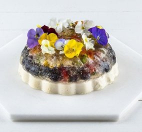 Ο Άκης Πετρετζίκης έφτιαξε ένα υπέροχο ανθισμένο γλυκό για το τραπέζι του Δεκαπενταύγουστου - Ζελέ με βρώσιμα λουλούδια
