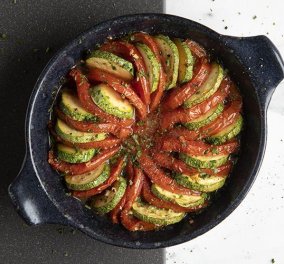 Μια πεντανόστιμη συνταγή από τον Άκη Πετρετζίκη - Ρατατούι με ντομάτα & κολοκυθάκι