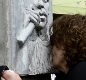 Καρέ καρέ η συγκινητική στιγμή που η μάνα του Παύλου Φύσσα φιλάει & χαϊδεύει τη μαρμάρινη προτομή του γιου της - Δολοφονήθηκε το 2013 από Χρυσαυγίτες (Φωτό) 