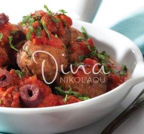 Η Ντίνα Νικολάου μας παρουσιάζει ένα ελαφρύ πιάτο: Τονοκεφτεδάκια με σάλτσα ντομάτας