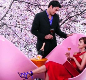 Αυτή είναι η πιο ερωτεύσιμη πολυθρόνα που φτιάχτηκε ποτέ για 2 - Δείτε τη ροζ έμπνευση του διάσημου designer Karim Rashid (φωτό) 