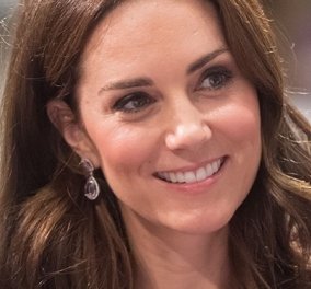 Προσκοπίνα η πριγκίπισσα Kate: Με casual look έψησε ζαχαρωτά & έγραψε κάρτες μαζί με τα παιδιά (φωτό)
