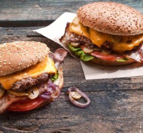 Η Αργυρώ Μπαρμπαρίγου μας δίνει τη συνταγή για τα ωραιότερα, σπιτικά & ζουμερά cheeseburger