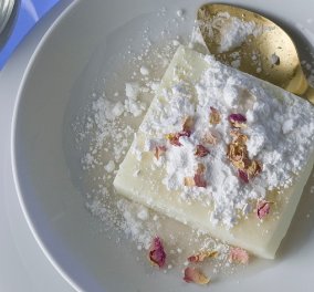 Ο Στέλιος Παρλιάρος δημιουργεί ένα υπέροχο γλυκό - Μουχαλεμπί με ροδόνερο 