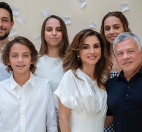 Μια ευτυχισμένη οικογένεια: Ο βασιλιάς της Ιορδανίας & τα παιδιά του ποζάρουν για τα 50α γενέθλια της όμορφης βασίλισσας Ράνιας (Φωτό) 