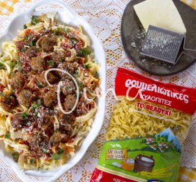 H Ντίνα Νικολάου μας φτιάχνει λαχταριστές χυλοπίτες με κεφτεδάκια & σάλτσα ντομάτας 